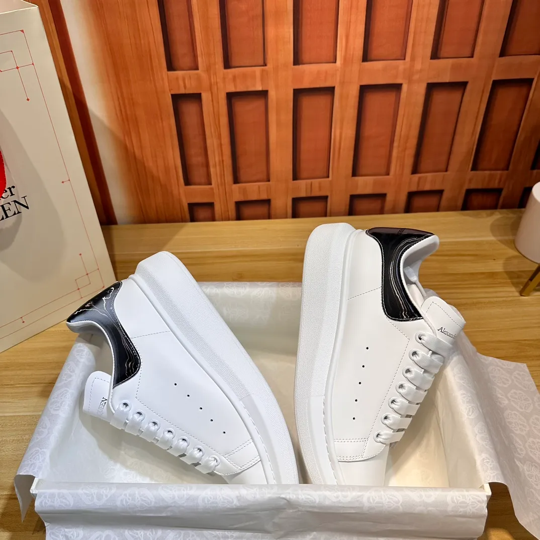 👟👟Ex-factory price 540👟👟 Professional McQueen factory. Top version. Couple style👫 Alexander McQUEEN high version has been upgraded to the highest quality again✅ 💪McQueen Spring, Summer, Autumn and Winter Top version Purchasing level✅ Recruiting national online and offline agents to join🤝 🏆Fabric: Top-grade silk leather imported from Italy, high texture, water-resistant and non-discoloring 🏆Inner: ️Grade A water-dyed sheepskin imported from Italy is dirt-resistant, sweat-absorbent, breathable and comfortable... The heel is embossed with high temperature convex and concave. 🏆 Foot pads: top-grade Italian super-soft cowhide leather 🏆 Outsole: PU original green transparent counter 1:1 🏆 Shoe box: original beige box. Plus white flip cover and double layer protection. Cloth bag, handbag. Certificate of 1:1 mold opening 4-piece set. Delivered with a pair of shoelaces. 🖕🏿🖕🏿🖕🏿You can choose any pair of shoelaces in any color of our factory. 🏆Code number: female 34-41. male 38-46. 🏆Special remarks (female size 34.40.41, male size 38.45.46 are customized and cannot be returned or exchanged) Please note when placing an order in Niuli! Win-win cooperation🤝